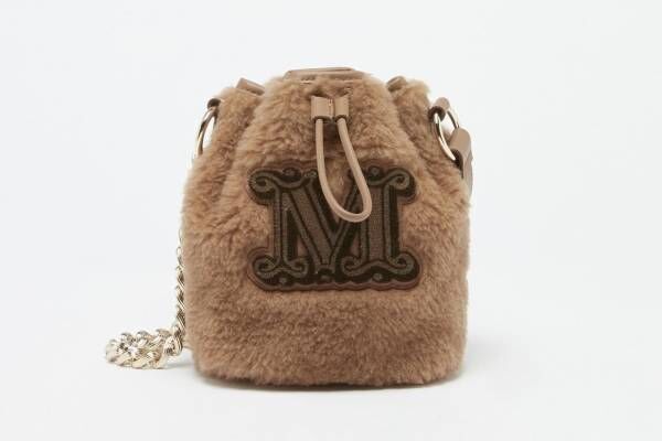 マックスマーラ「テディベアコート」着想の新作バッグ&amp;小物、“もこもこ”バケットバッグや手袋など