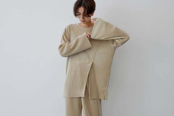 クラネ「リラックスルーズシリーズ」が復刻、プリーツが美しいトップス＆パンツがステュディオスに