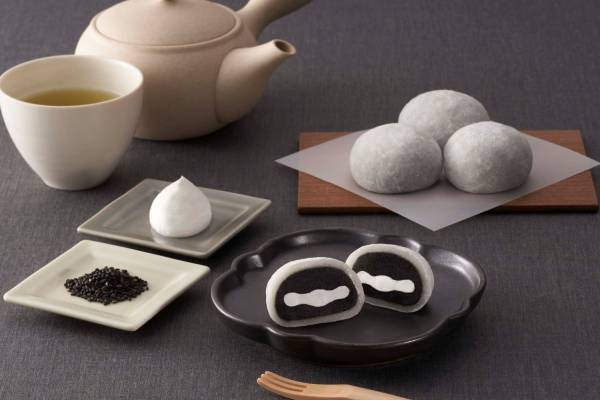 井村屋「黒ごまクリーム大福」黒ごまあん×ホイップクリームの“デザート仕立て”大福