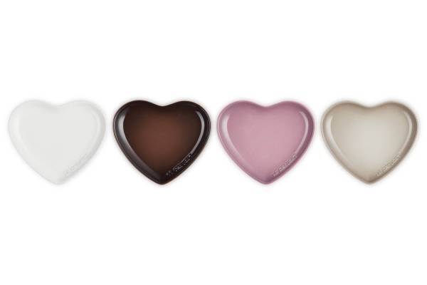 ル・クルーゼ22年秋冬“スモーキーカラー”のハート型プレートセット＆編み目模様のマグカップ