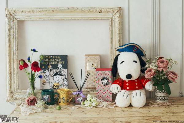 アフタヌーンティー・リビング「ピーナッツ」コラボ雑貨、スヌーピーが“偉人”に扮したマグカップや文具