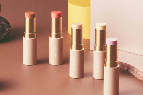 トーン22年秋コスメ、ひと塗りで“ツヤ感&じゅわっと輝く”スティックタイプのイルミネイター