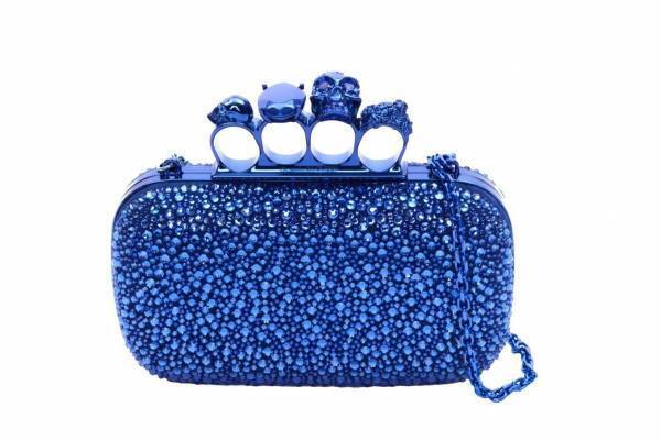 アレキサンダー・マックイーン「スカル フォーリング クラッチ」新作バッグ、鮮やかブルークリスタルなど