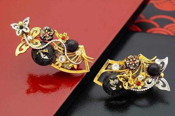 京都発“ピアスのようなイヤリング”「ぴあり」源氏物語“六条御息所”着想、蝶が舞う墨色ガラスジュエリー