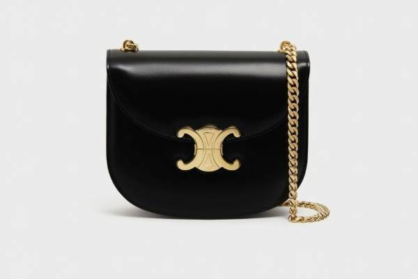 セリーヌ「トリオンフ」に新作チェーンバッグ、丸みのあるボディ×煌めくゴールドチェーン