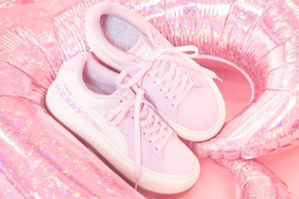 プーマ×ノルディ×アトモス ピンク、“淡いパープル”カラーの厚底スニーカー「スウェード マユ」