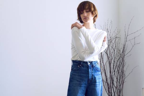 ヤヌーク×ブラックバイマウジーのコラボデニムパンツ、“裾フリンジ”や“スリット入り”など