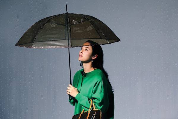 “レオパード柄パイピング”のおしゃれビニール傘、ビコーズ人気レイングッズにクリアカラーの新作