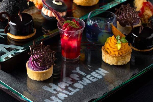 シェラトン都ホテル東京「ハロウィーンアフタヌーンティー」“黒猫”ババロアなど