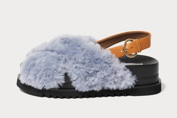 ユナイテッドアローズ”ふわもこ”ファーの厚底クロスサンダル、ボリュームファーバッグも