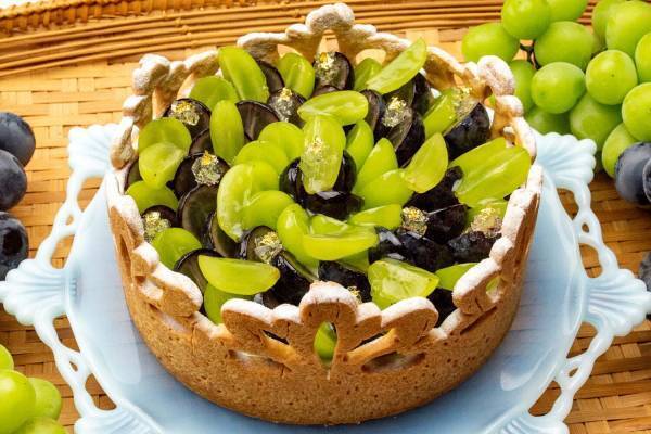 キル フェ ボン“ティアラ型”ナガノパープル＆シャインマスカットのフルーツタルト