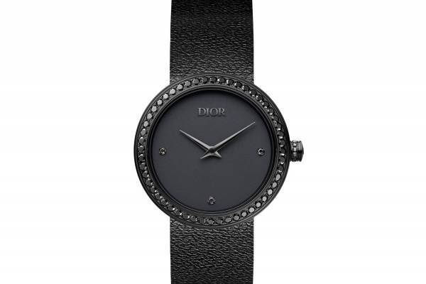 ディオール新作腕時計“マットブラック”の「ラ デ ドゥ ディオール」ブラックダイヤモンドを添えて