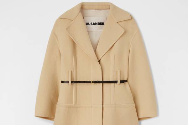 ジル サンダー“タイムレス”なウェアのみで構成「ワードローブ」誕生、ウールコートやロゴ入りブルゾン