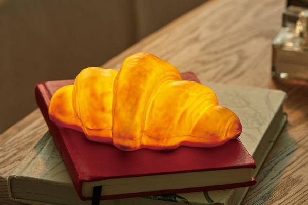 “ふわふわクロワッサン”ライト付きブック、ベーカリーカフェ『ヴィ・ド・フランス』の公式本