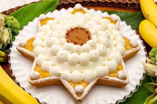 キル フェ ボン「極撰バナナとふわふわクリームのタルト」雲や星のモチーフを散りばめた星形の限定タルト