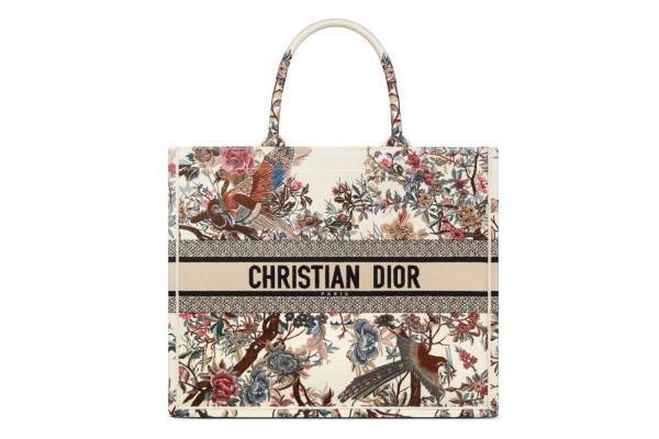 ディオール“草花や鳥”を刺繍した「ブックトート」バッグ、タペストリー“冬の庭”がモチーフ