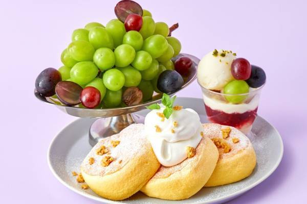 フリッパーズ、シャインマスカットを“一房まるごと”添えた「奇跡のパンケーキ」ミニパフェと共に