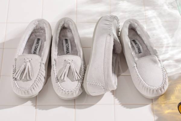 ミネトンカの“ふわもこ”モカシン「ケイ ベネチアン」新色シルバーグレー、透き通るような色合い