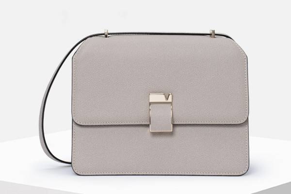 ヴァレクストラ新作バッグ「ノーロ」“Vマーク”のクラスプが輝くクロスボディバッグ