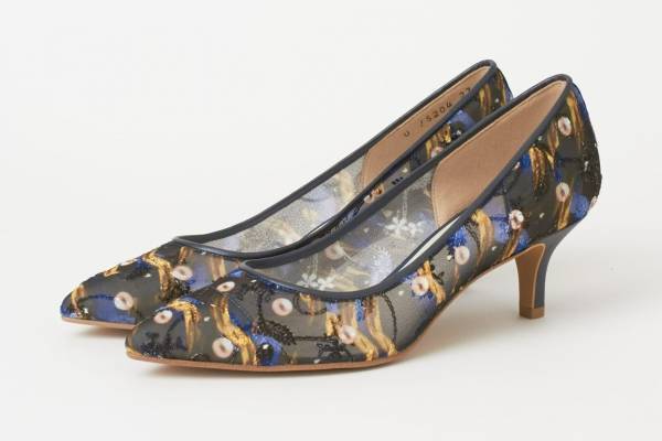 ダイアナ「絵画シリーズ」新作、フェルメール《真珠の耳飾りの少女》モチーフのシューズ＆バッグ