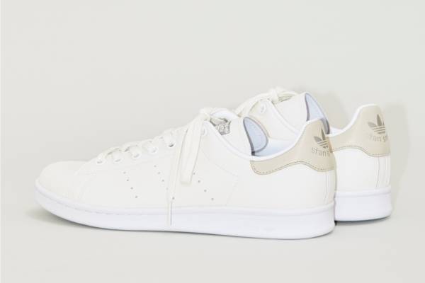 アディダス オリジナルスのスニーカー「スタンスミス」ニュアンスカラーのビューティ＆ユース別注モデル