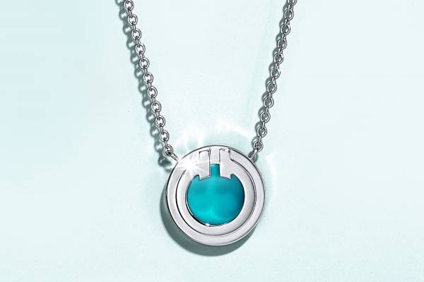 ティファニー22年クリスマスジュエリー、“ターコイズ”が輝く「ティファニー T」ペンダント