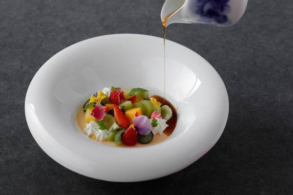 ウェスティン都ホテル京都の“庭園”のようなプリンアラモード、旬の果物や花を添えて