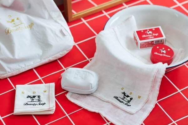 牛乳石鹼×中川政七商店、ロングセラーソープ「赤箱」そっくりな石鹸置きやロゴ入りポーチ