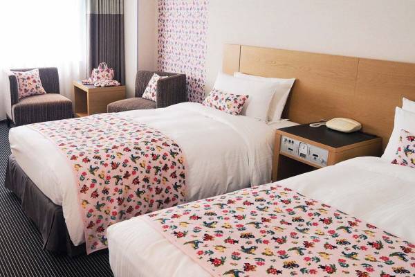 フェイラー×ホテルニューオータニ(東京)の宿泊プラン、「ハイジ」デザインのスリッパなどお土産付き