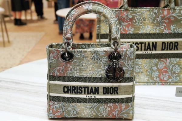 「ハウス オブ ディオール ギンザ 」東京ギンザ シックスの旗艦店リオープン、限定バッグも