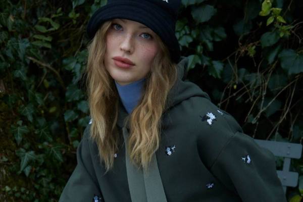 パトゥ新作“花柄”刺繍フーディーやロゴ入りトップス、ロマンティックなグログランリボン付き