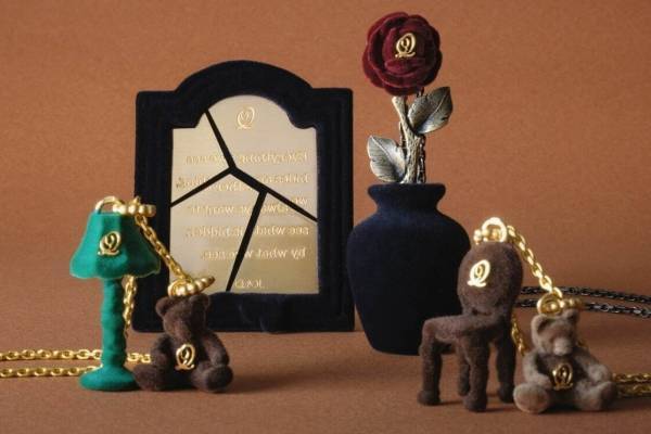 Q-pot.“奇妙な家”を表現した新作アクセサリー、ミステリアスな鏡＆花瓶ネックレス