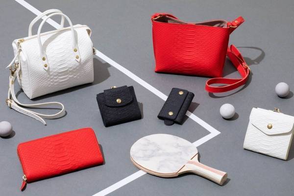 イル ビゾンテ新作“パイソン柄”型押しレザーのボストンバッグや財布、美しい立体感