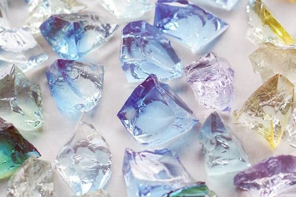 “食べられる宝石”琥珀糖専門店「魔法の琥珀糖」の自動販売機、24時間年中無休で販売へ