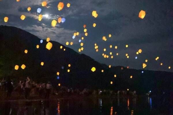 絶景イベント「十和田湖スカイランタン」青森で、月＆星々が輝く夜空にスカイランタンを打ち上げ