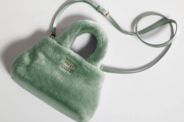 ミュウミュウ“ふんわり”シープファーの「ミュウ ワンダー」新作バッグなど、伊勢丹新宿店で先行発売