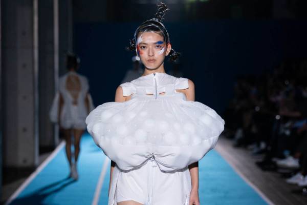 ユーシーエフ 2023年春夏コレクション - 軽やかなフォルムの変化