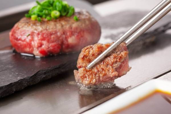 生ハンバーグ専門店「極味や」JR東京駅に、福岡発の“肉々しい”極上ハンバーグ＆食べ放題の羽釜ご飯