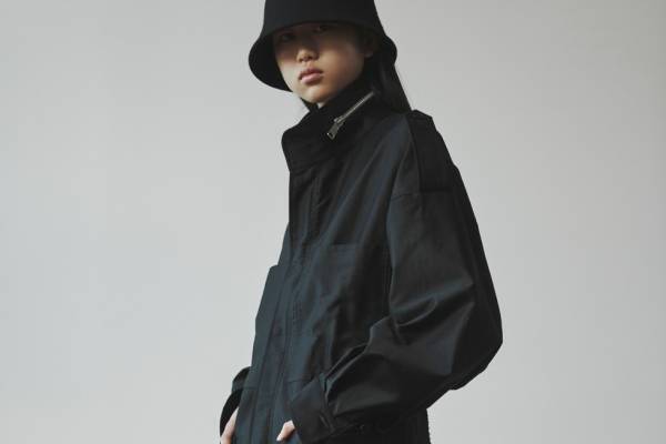 Y's....“オールブラック”の新作アウター、テーラード×フーディーのレイヤード風コートなど