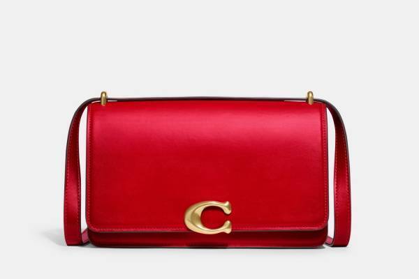 コーチ“Cロゴ”が輝く新作ショルダーバッグ「バンディット」構築的なスクエアシルエット