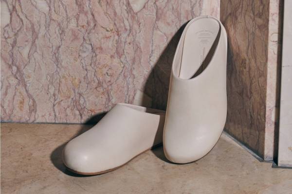 ビューティフル・シューズ、上品ミニマルに仕上げたレザーモックサンダル