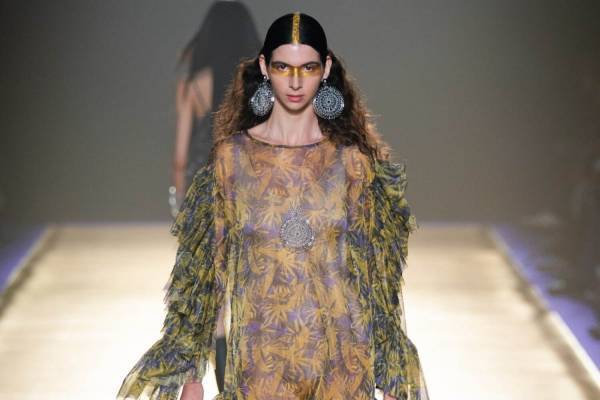 フミエ タナカ 2023年春夏コレクション - 見えない種は、色づく花々に