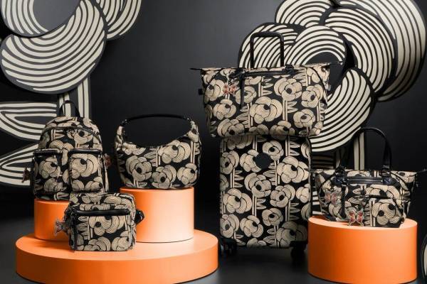 アナ スイ×キプリング新作、“アールデコ調”薔薇プリントの2wayバッグやキャリーケース