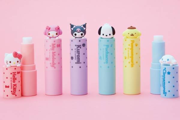 サンリオ“寝そべり”姿のハローキティやクロミ付きコスメ、リップや香り付きハンドクリーム