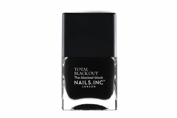 ネイルズ インク22年冬の“漆黒”ネイル、墨のような濃淡＆擦りガラスのようにマット