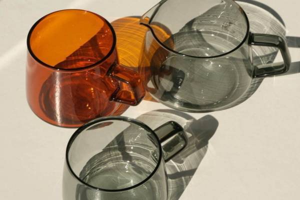 マーガレット・ハウエルからキントー別注ガラスカップ＆ジャグ、“グレー”の限定カラーで