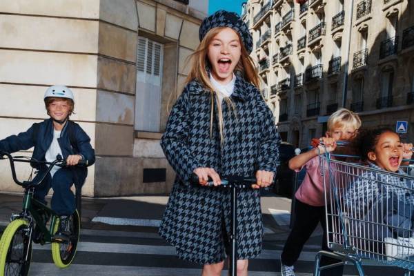 ベビー ディオール”制服”モチーフの新作ウェア、ロゴ入りジャケット&千鳥柄カーディガン