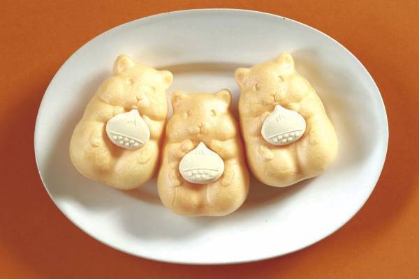 「ハムスターモナカ」秋限定の栗餡バージョン、“栗型らくがん”をハムスターが抱える新ビジュアルで