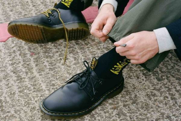 ドクターマーチン×エンジニアド ガーメンツの新作シューズ、左右非対称なシューレースデザイン