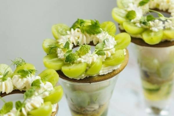 “花冠”イメージのシャインマスカットパフェ、新宿サロン アダム エ ロペのレストランで